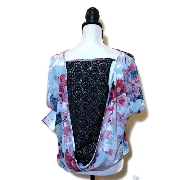 NWT Sew in Love Floral Print Women's Top with Black Sheer Lace Back Size Small - Picture 2 of 9